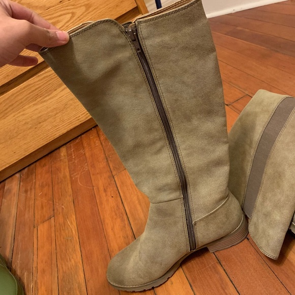 CUTE BARELY USED BOOTS - Picture 1 of 3